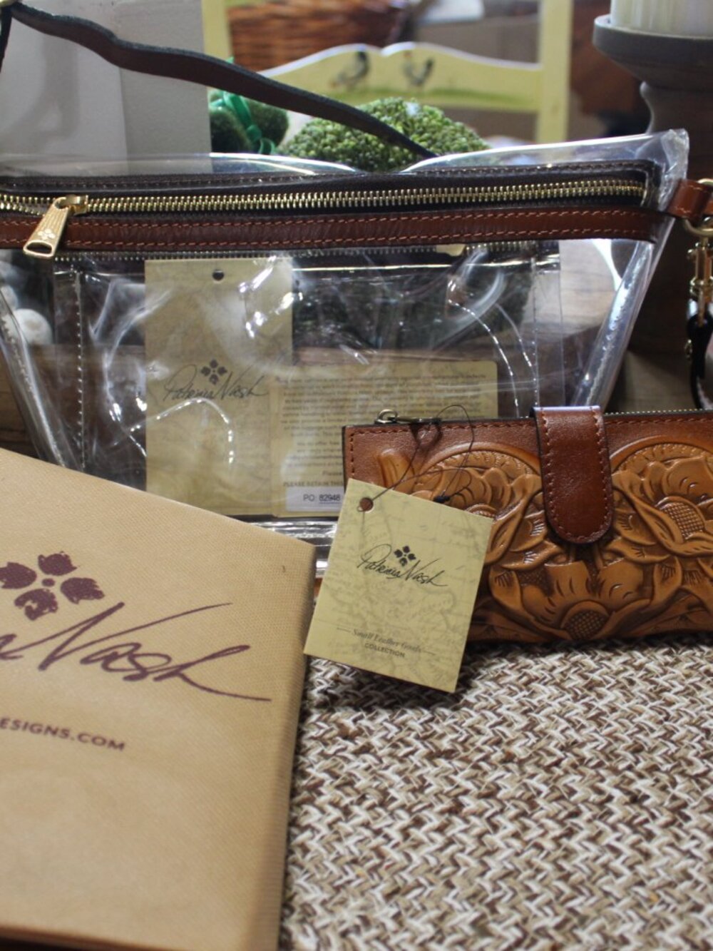 NWT Patricia Nash Tinchi crossbody & tooled wallet set. NICE! - Picture 8 of 16
